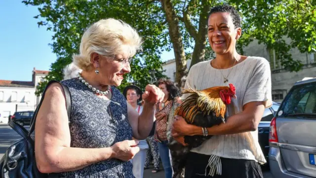 মরিসের সমর্থক এক আন্দোলকারীর কোলে মরিস, বাঁপাশে তার মালিক করিন