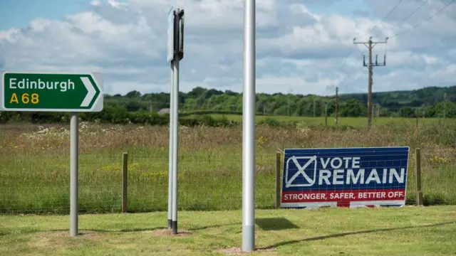 Una carretera en Escocia con un letrero a favor de la permanencia en la UE.