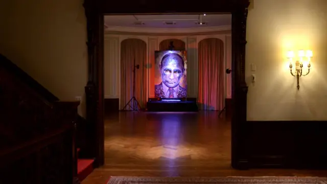 Портрет президента Росії Володимира Путіна, викладений з гільз, на виставці в Нью-Йорку