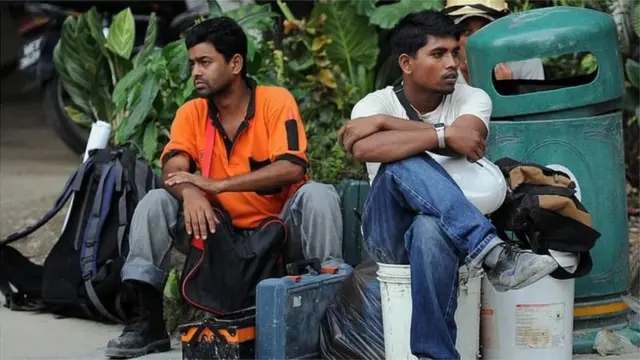 করোনাভাইরাস সঙ্কট শুরু হওয়ার আগে কুয়ালালামপুরে কাজের অপেক্ষায় দু'জন বাংলাদেশি শ্রমিক।