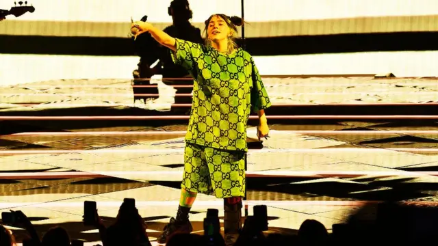 빌리 아일리시는 자신의 틱장애를 고백하거나 여성의 성애화를 반대하며 화제가 되기도 했다