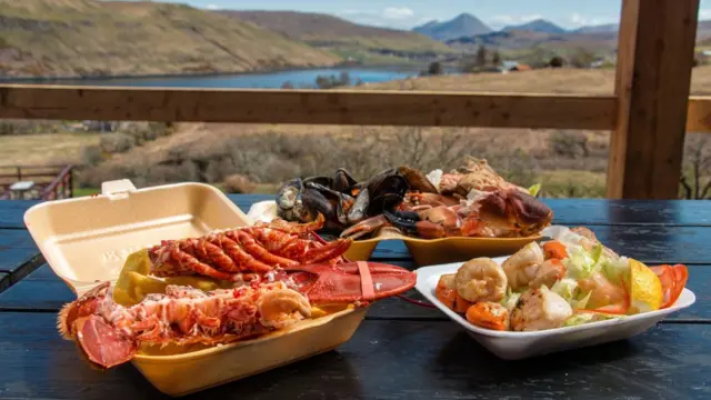 Морепродукты на столе.