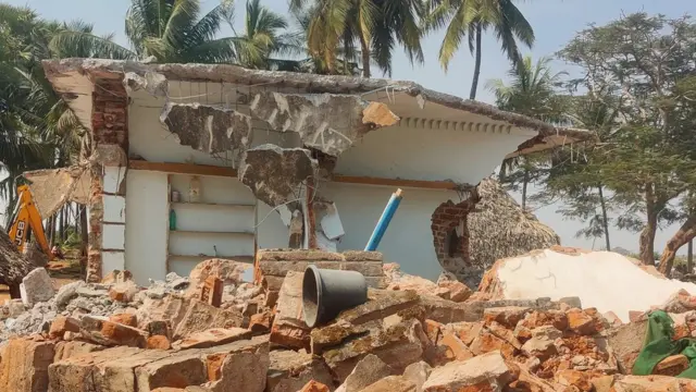 కూలగోట్టిన ఇళ్లు