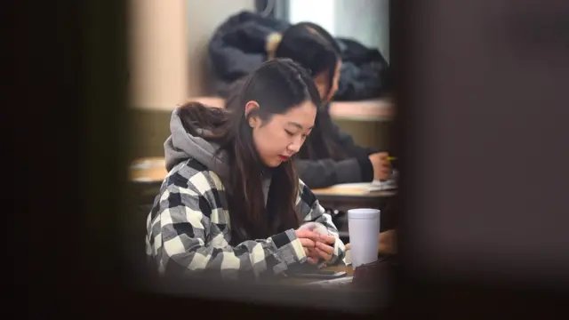 Mujer a punto de dar el examen