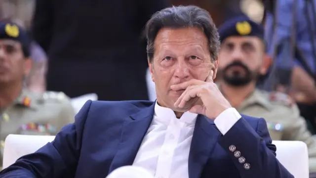 عمران خان، عدم اعتماد