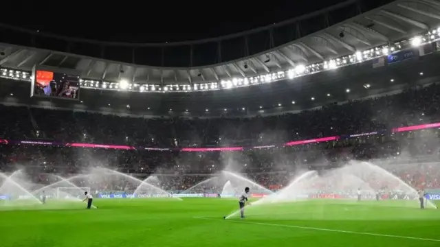 축구 경기장에 물이 뿌려지고 있다