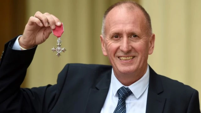 O mergulhador Vernon Unsworth com a medalha que ganhou do governo britânico pelo seu papel no resgate na caverna tailandesa