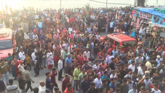 કાંકરિયામાં તૂટી પડેલી રાઇડની પાસે લોકો