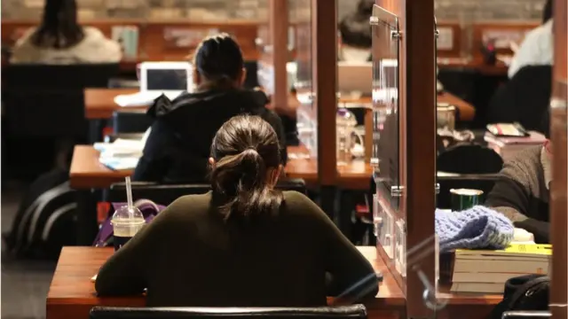 본안 소송 판결이 나오기 전까지는 스터디카페, 독서실, 학원 등에는 방역패스가 적용되지 않는다