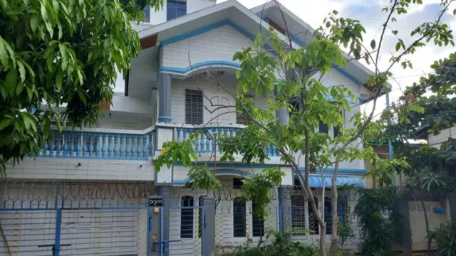 ရုံးခန်းကနေ နိုဝင်ဘာလ ၂ ရက်နေ့ မွန်းလွဲပိုင်းမှာပြန်သွားခဲ့