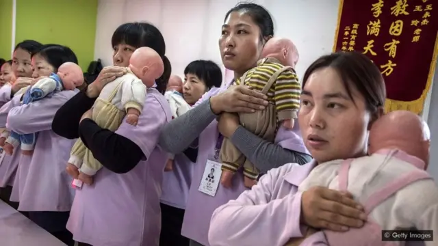 చిన్నారులతో మహిళలు