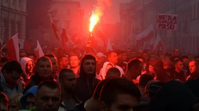 شعارهای ضد اسلامی در تظاهرات سال ۲۰۱۵ ضد پناهجویان در ورشو سر داده شد