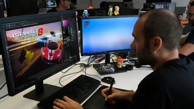 Čovek koji rade na kompjuteru