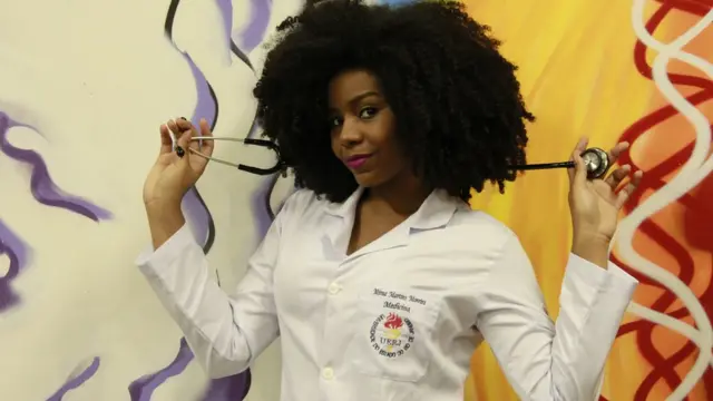 Post sobre Mirna Moreira, que mora em favela na zona norte do Rio de Janeiro, viralizou nas redes sociais