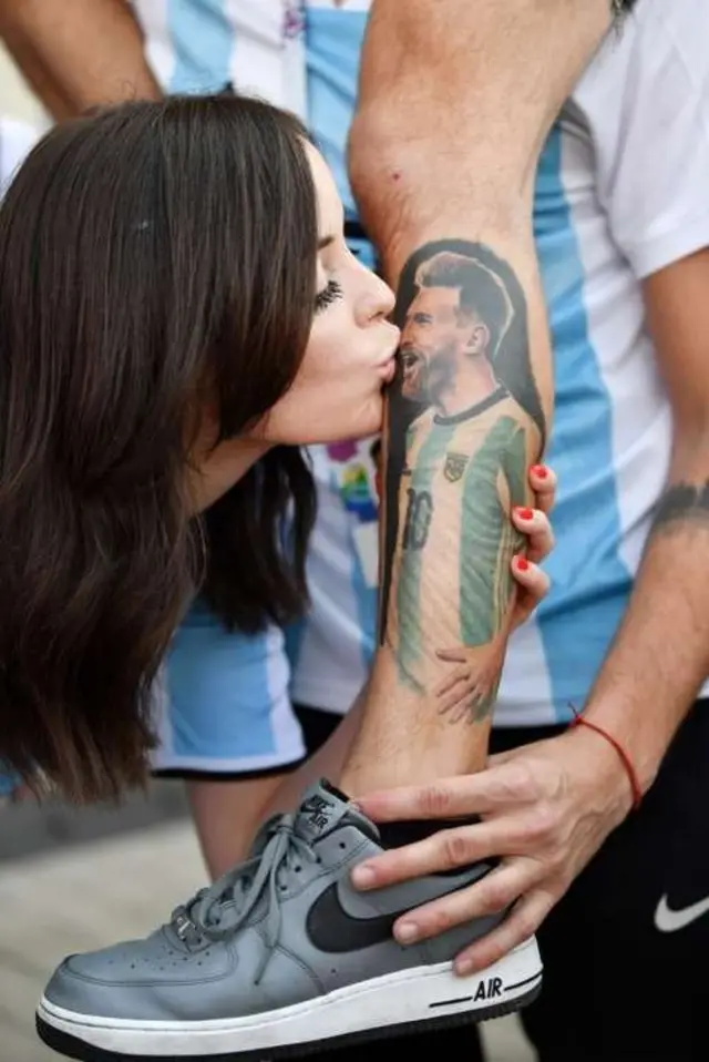 Todos los aficionados argentinos se encomiendan a su ídolo, Lionel Messi.