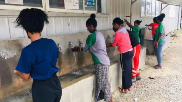 ኣእዳወን ዝሕጸባ ዘለዋ ሰራሕተኛታት
