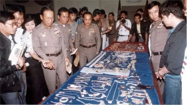 స్వాధీనం చేసుకున్న ఆభరణాలు