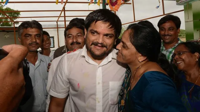 હાર્દિક પટેલ અને તેમના માતા ઉષાબેનની તસવીર