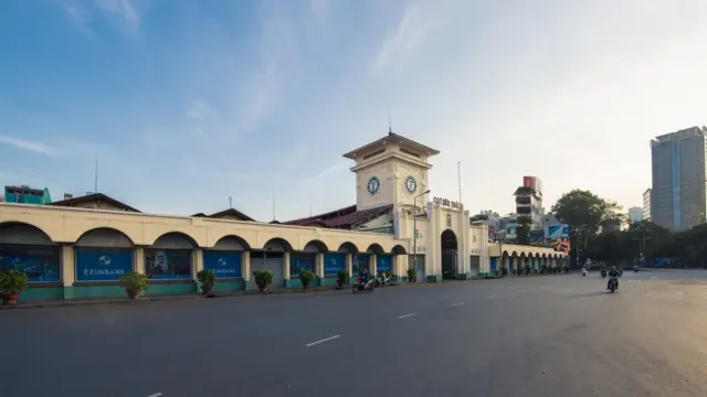 Trước cửa Chợ Bến Thành nay không mấy người qua lại