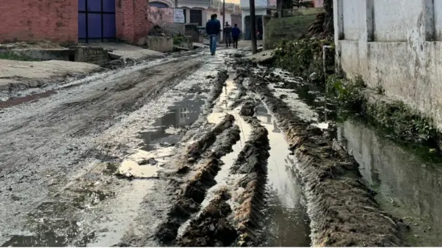 கிராமத்தின் பிரதான சாலை