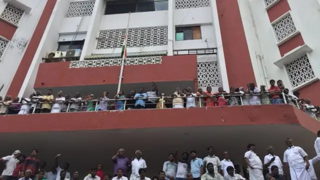 கருணாநிதியின் இறுதி ஊர்வலம் தொடங்கியது