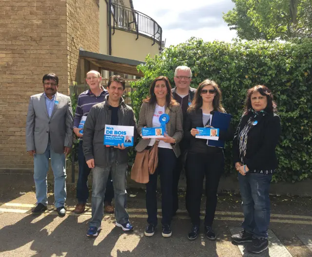 Muhafazakar Parti adayı Gönül Daniels, partililerle birlikte