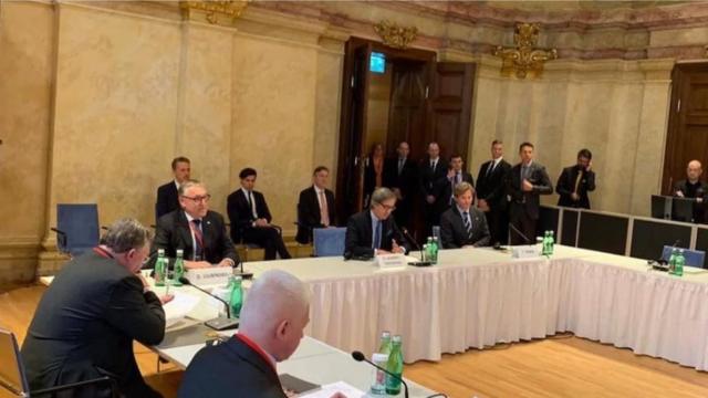 稍后俄罗斯驻奥地利大使吕宾斯基在脸书上公布了谈判开始时谈判室的照片，照片显示了室内并没有摆放中国国旗