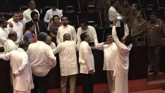 මන්ත්රීවරුන් පිරිසක් සභා ගැබේ විරෝධතාවක් අතර තුර