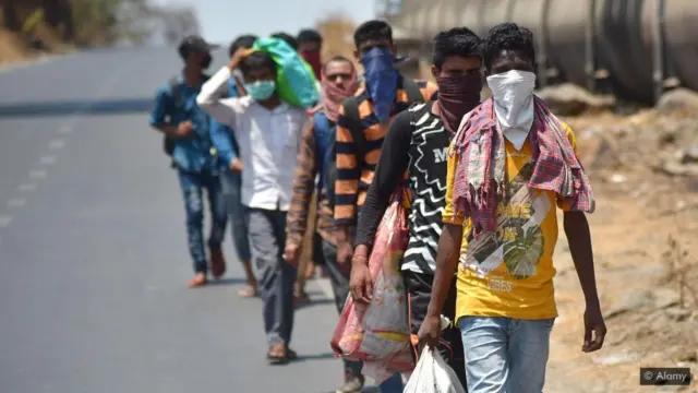 మొదటిసారి లాక్డౌన్ ప్రకటించినప్పుడు చాలామంది వలస కూలీలు కాలినడకన సొంతూళ్లకు వెళ్లిపోయారు