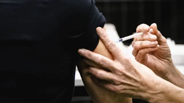 Nesi huyo alikuwa akisimamia kuweka chanjo kwenye sindano