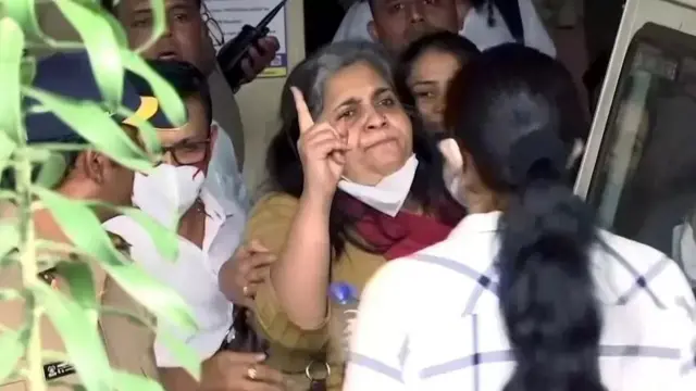 அகமதாபாத் சிவில் மருத்துவமனைக்கு வெளியே டீஸ்டா செடல்வாட்