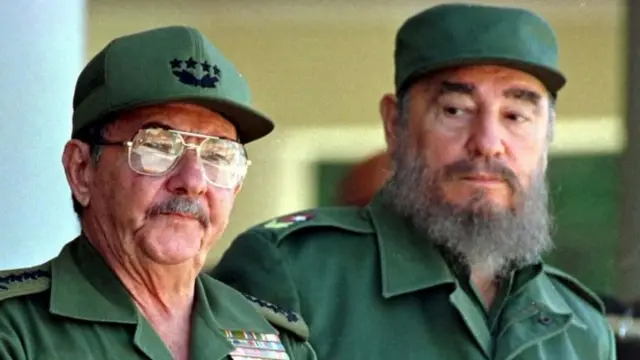 फिदेल कास्त्रो अफने भाई राउल कास्त्रो के साथ
