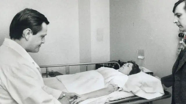 Перед ЭСТ пациенту дают обезболивающее - к середине XX века это стало обычной практикой