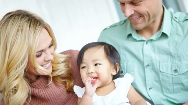 Familia con niña asiática