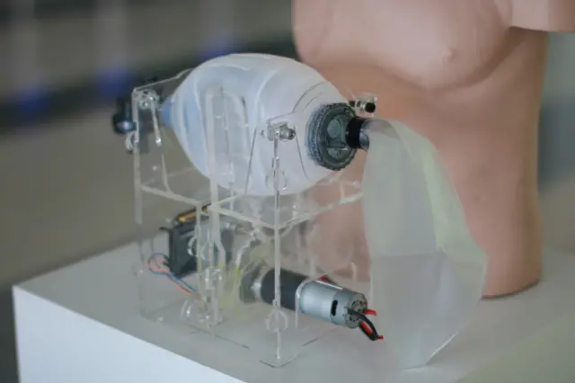 แนวคิดขอเครื่องคล้ายกับการทำงานของ เครื่องช่วยหายใจชนิดบีบมือ หรือที่รู้จักในชื่อ Ambu bag ที่พบตามรถฉุกเฉิน