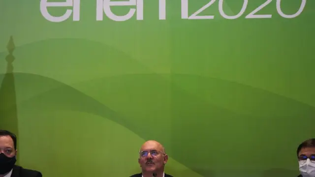 Ministro Milton Ribeiro (centro), ao lado do presidente do Inep, Alexandre Lopes (à esq)