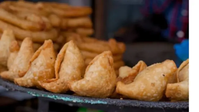 દુકાનનમાં વેચાણ અર્થે મૂકવામાં આવેલાં સમોસાંની તસવીર