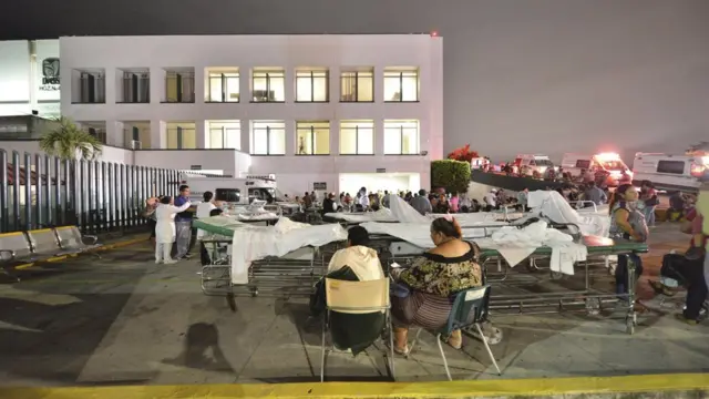 Pacientes y médicos en la calle