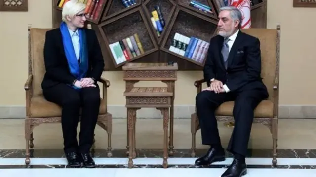 د افغان اجراييه مشر عبدالله عبدالله د چیک جمهوریت له دفاع وزیرې کارلا سلکتووا سره خبرو کې چې افغانستان ته په سفر تللې ویلي، افغانان له سیمه ییزو او نړیوالو (ترهګرو) ډلو سره د جګړې په حال کې دي