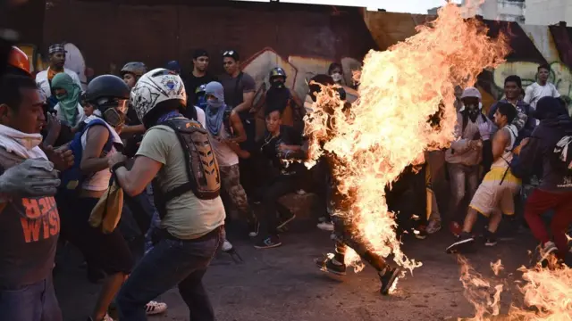 Joven envuelto en llamas