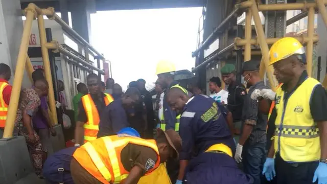 Wọn n gbe oku eniyan kan