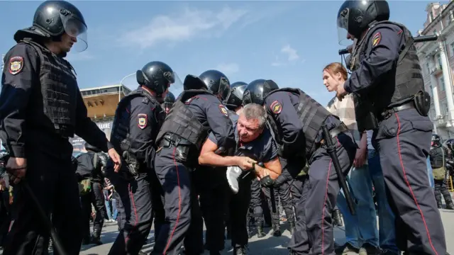 Задержание мужчины на акции протеста 5 мая 2018 года