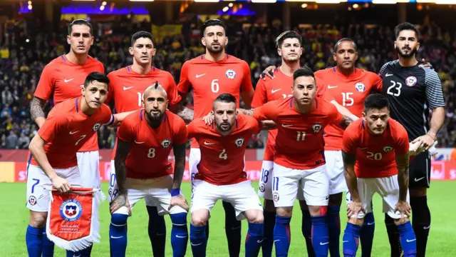 সোলনায় সুইডেনের সাথে এক প্রীতি ম্যাচের চিলি জাতীয় দল। সানচেজ (সামনের একদম বায়ে) এবং ভিডালের (সানচেজের পাশে) মত তারকাদের দেখা যাবেনা রাশিয়ার বিশ্বকাপে।