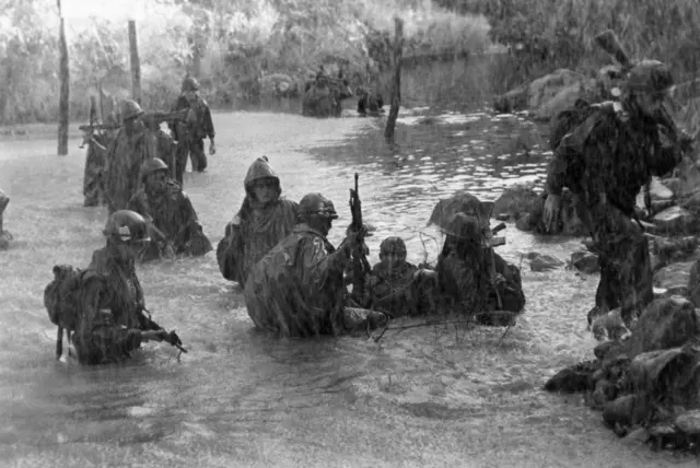 Суровая и жесткая реальность войны. Кадр из фильма "Взвод"