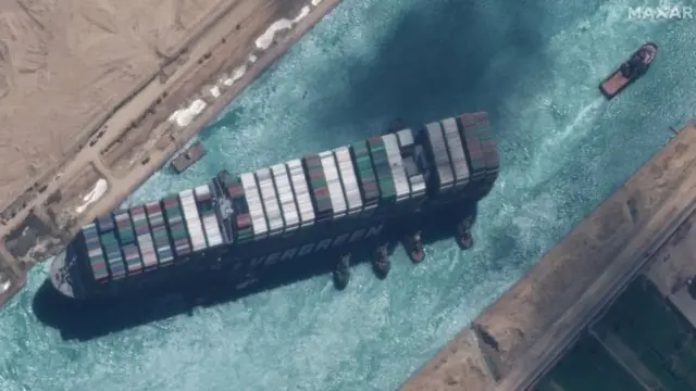 स्वेज़ नहर में फंसा जहाज़ आख़िर निकला कैसे?