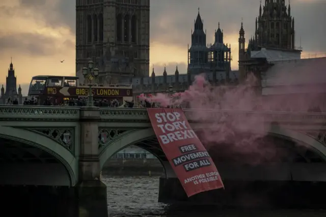 Pancarta colgando de un puente de Londres.