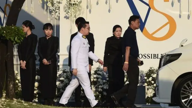 Aiyawatt Srivaddhanaprabha, umuhungu wa nyakwigendera, ubwo yageraga ahari kubera umuhango wo gushyingura se, ku munsi wa kabiri wawo