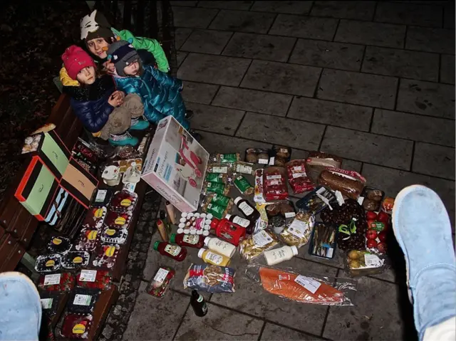 Продукты и игрушки из очередного эко-маркета