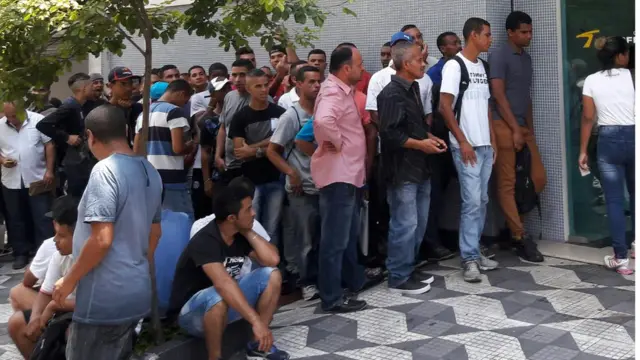 Fila para vagas em empresa de segurança e limpeza em São Paulo, em 21 de fevereiro de 2017