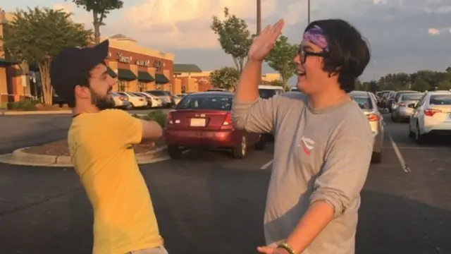 ดิลลอน (ซ้าย) และไมเคิล (ขวา) ได้พบกันในที่สุดหลังเป็นเพื่อนในเกมออนไลน์กันมานานถึง 12 ปี